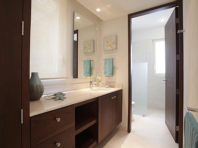  En suite bathroom: 2nd bedroom.