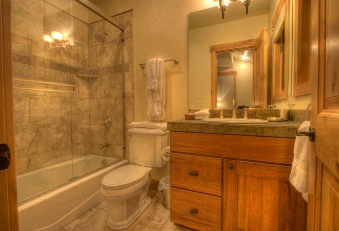 Chloe bathroom 5