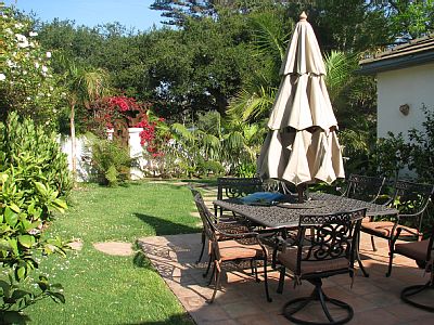 Outdoor dining seats 8