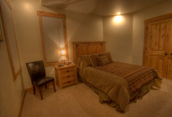 Chloe Downstairsbedroom2